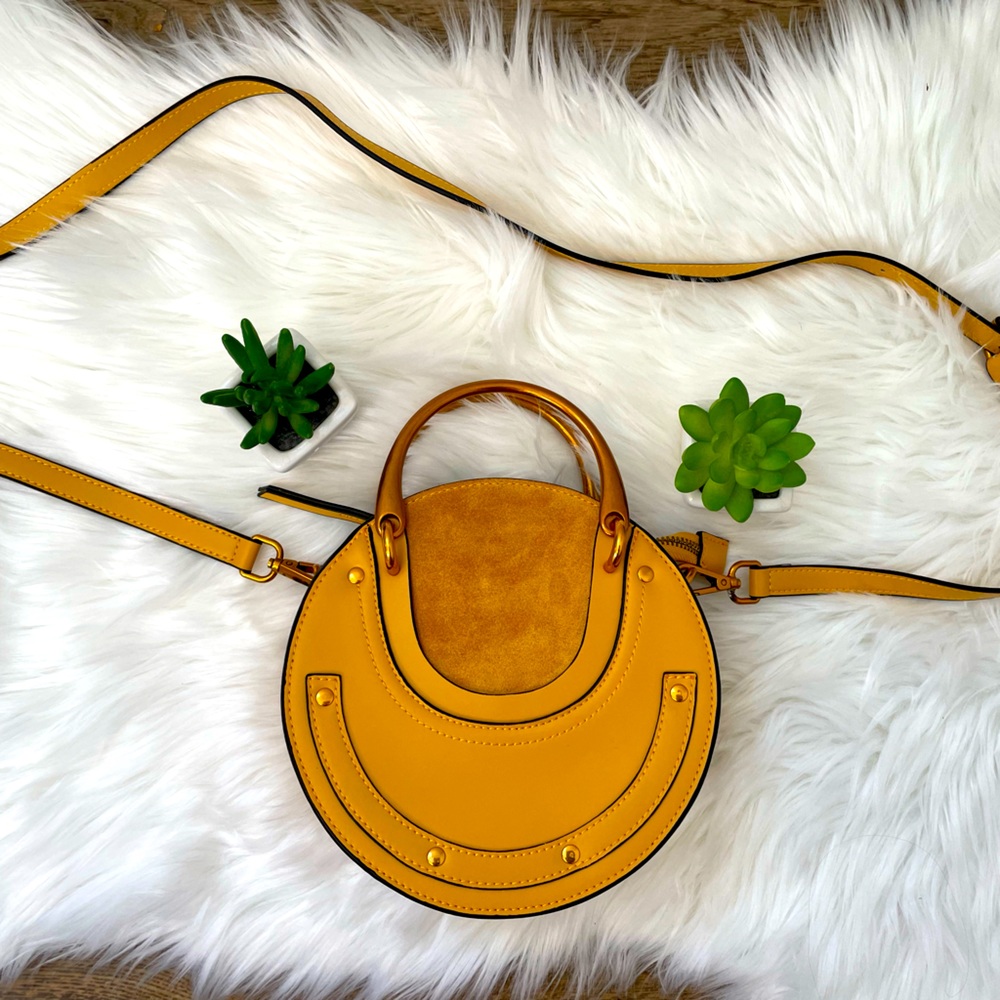 Circle bag in mustard leather